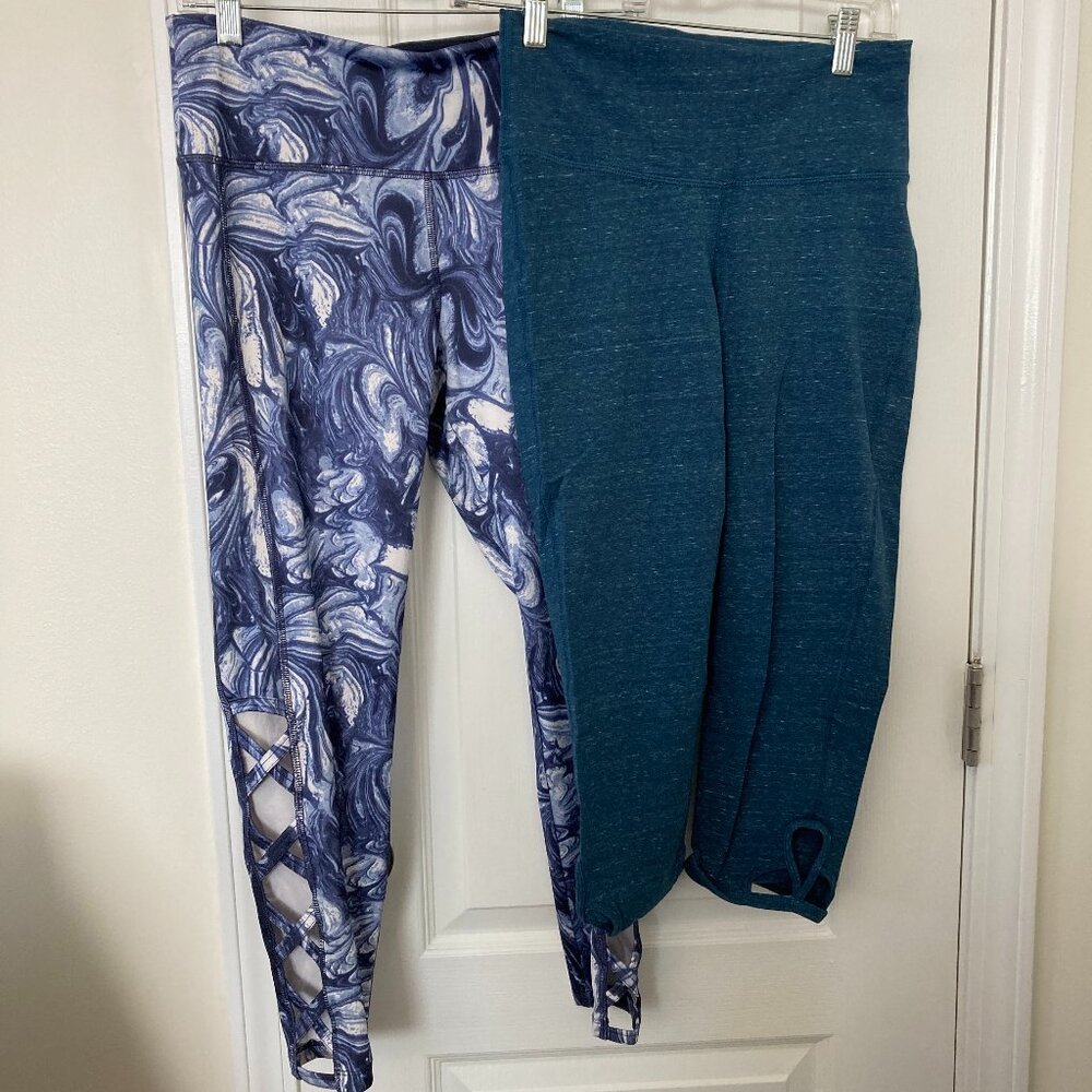 2 Pairs of Capri Length Workout Leggings with Decorative Cutouts Size M